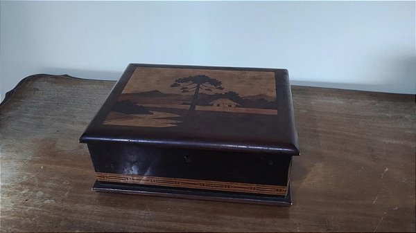 Caixa Porta Joias em Madeira com Marchetaria de 1952