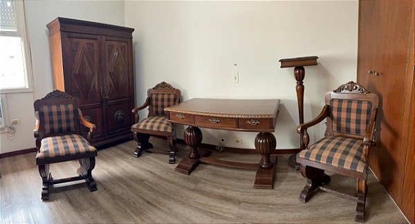 Conjunto Armário, Mesa e 3 Cadeiras