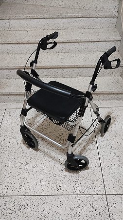 Andador com Assento Dobrável 4 Rodas
