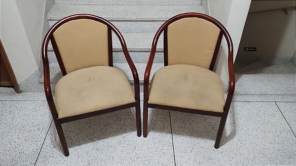Par de Poltronas Cadeiras Estofadas com Braços