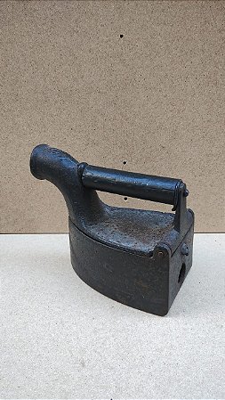 Ferro de Passar Roupa Antigo em Ferro Fundido