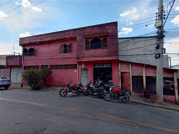 Sobrado com salão frontal e quintal na Vila Menk – 3 dormitórios