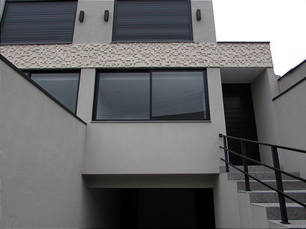 Sobrado Reformado 205m² no Centro de Carapicuíba – Padrão Superior