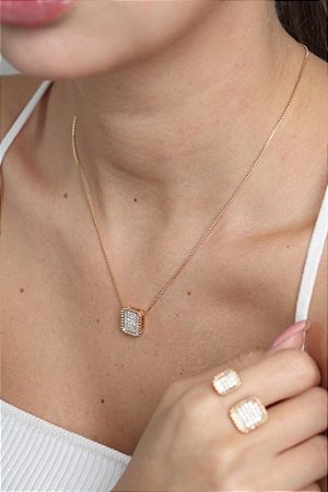 GARGANTILHA COM PINGENTE RETANGULAR CRAVEJADO FOLHEADO A OURO 18K