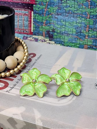 Brinco Kaplama Floral | Verde Limão e Dourado