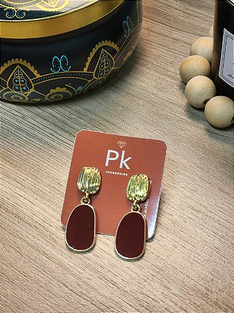 Brinco Bordeaux | vinho com detalhes dourados