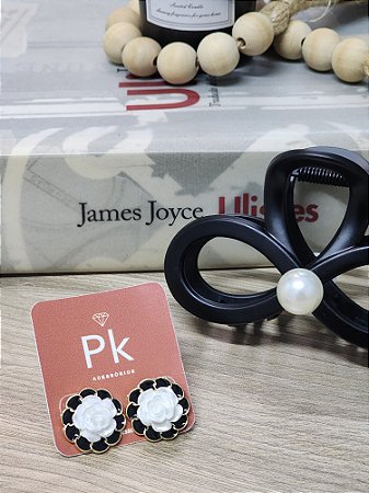 Brinco Flor Noir | Preto e Branco Clássico