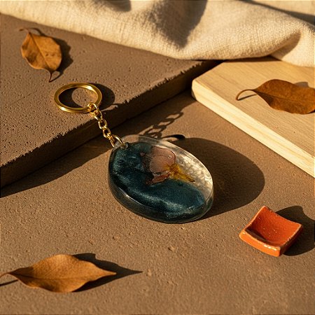 Chaveiro com Flor Natural em Resina Azul Escuro Translúcida