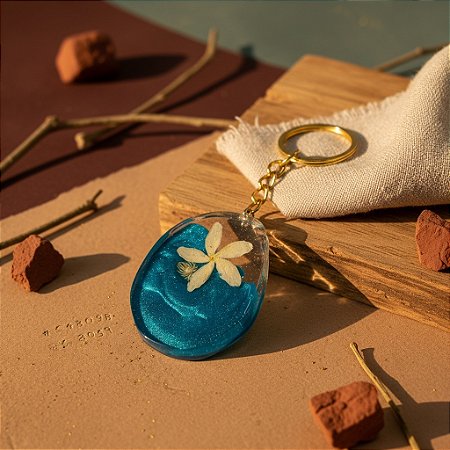 Chaveiro com Flor Natural em Resina Azul Vivo Translúcido