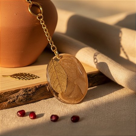 Chaveiro com Flor Natural em Resina Marrom Claro Translúcido