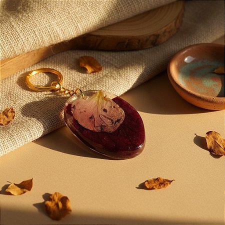 Chaveiro com Flor Natural em Resina Marsala Translúcido