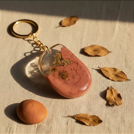 Chaveiro com Flor Natural em Resina Rosa Antigo Translúcido