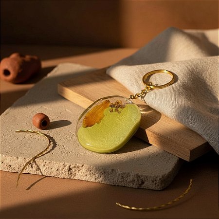 Chaveiro com Flor Natural em Resina Verde Pistache Translúcido