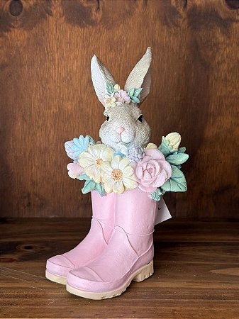 COELHO EM RESINA DECORATIVA C/ BOTA (ROSA BEGE) 22,8cm
