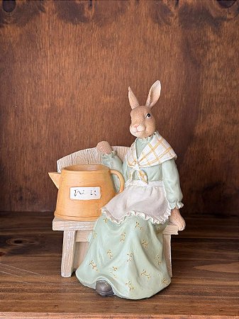 PASCOA COELHO FEMEA SENTADA C/CESTO BEGE VERDE 21cm