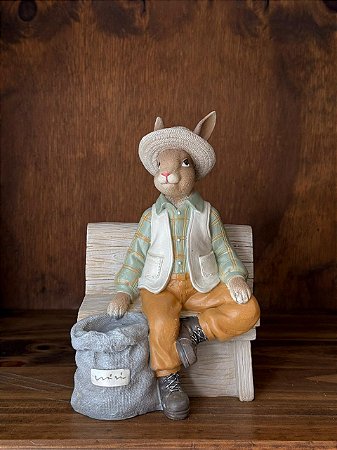 PASCOA COELHO MACHO SENTADO C/CESTO BEGE VERDE 19cm