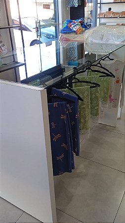 Balcão de vidro com expositor em madeira