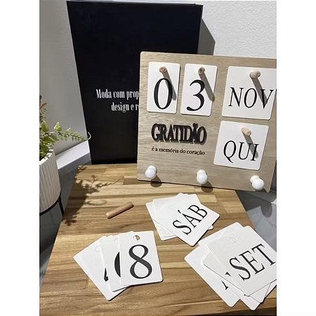 Calendário Decorativo de Parede com Portas Chave
