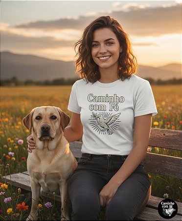 Camiseta Branca Caminho com Fé com modelo