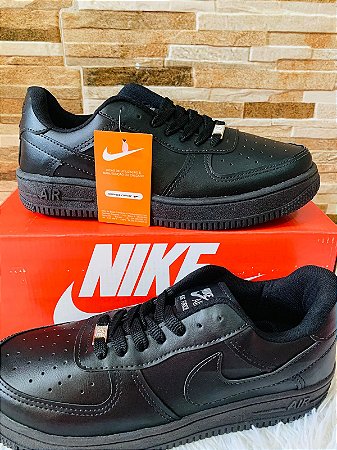 Tênis Feminino Nike All Black Nº 37 – Estilo Minimalista e Máximo Conforto