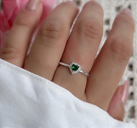 Anel solitário pedra coração verde cravejado