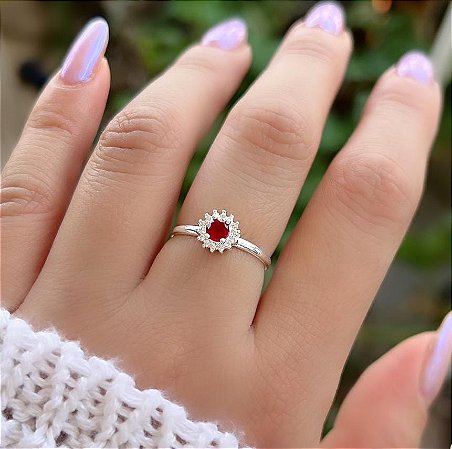 Anel formatura pedra vermelha cor rubi cravejado