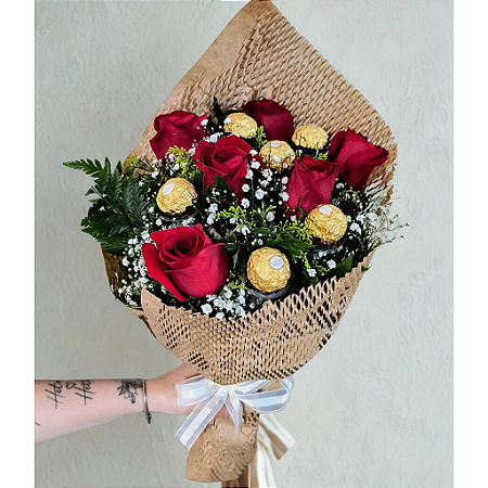 Buquê Artesanal de Rosas com Ferrero Rocher