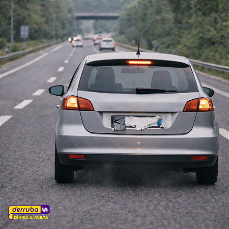 221 - Portar no veículo placas de identificação irregulares