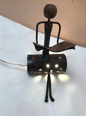 Escultura Luminária Ferro Leitor Sentado
