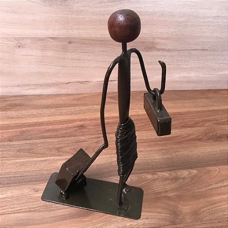 Escultura de Ferro Mulher com Bolsa e Mala