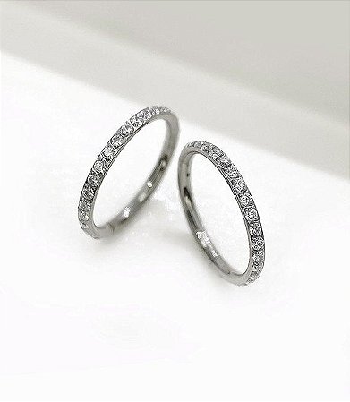 Argola Titânio com Pedras de Zircônia
