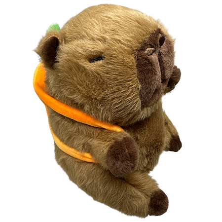 PELÚCIA MODELO CAPIVARA COM MOCHILA DE CENOURA TAMANHO 20CM.