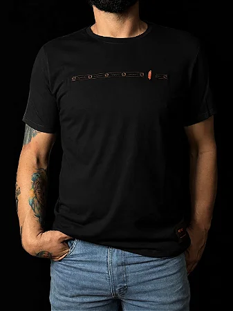Camiseta masc Indião Store Preta - Pena Line