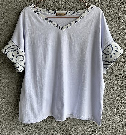 Blusa gola V manga estampada