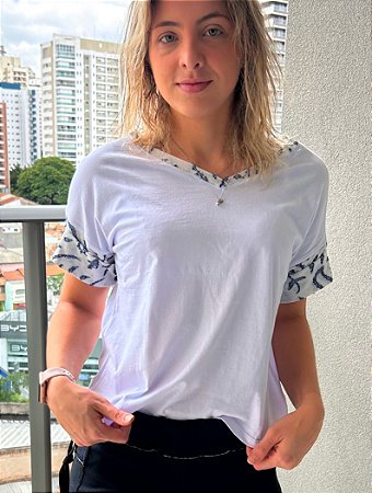 Blusa gola V manga estampada