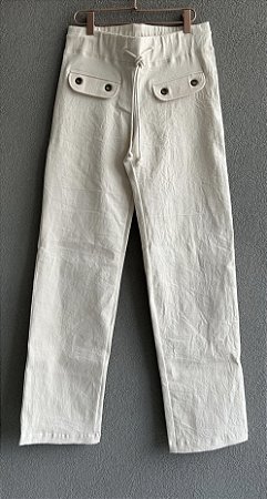 Calça de Sarja reta com lapela e ilhós