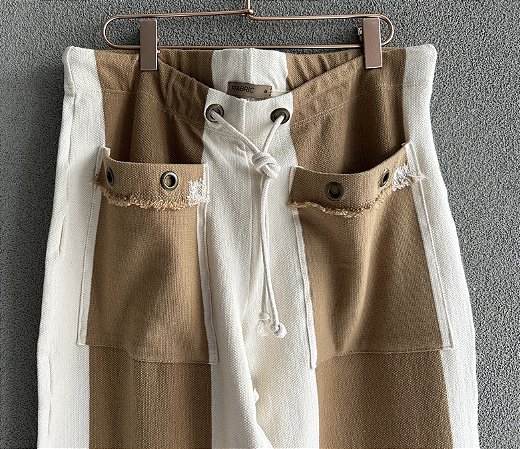 Calça moletom listrado com bolsos