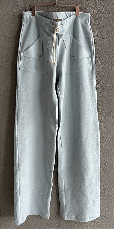 Calça de Moletom com bolso envelope e cordão