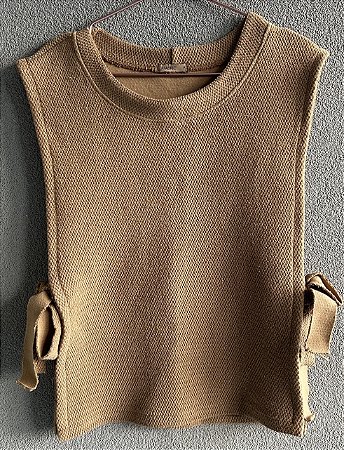 Colete tricot gola redonda com amarração