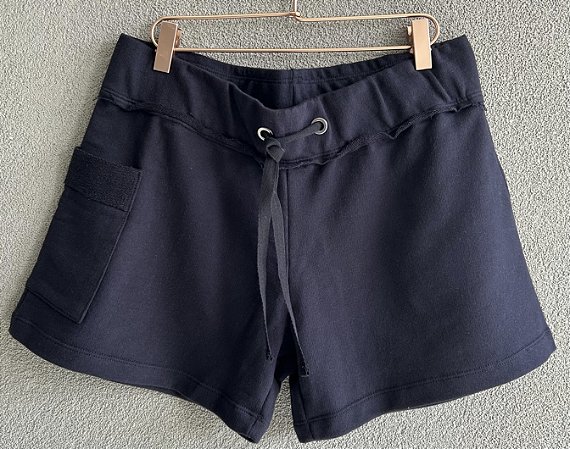 Short em Moletom Marinho cós desfiado com bolso lateral