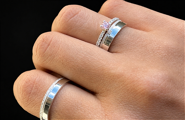 Aliança Crepúsculo Cravejada Rosa Claro 3mm com Solitário Cravejado em Prata 950