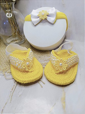 Kit Sandália de Dedo Baby com Pérolas + Tiara de Cabelo – 100% Algodão (Amarelo)