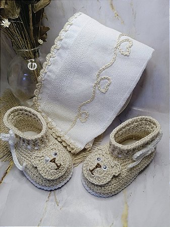 Kit Baby Ursinho – Fralda de Boca Bordada à Mão + Botinha em Crochê (100% Algodão)
