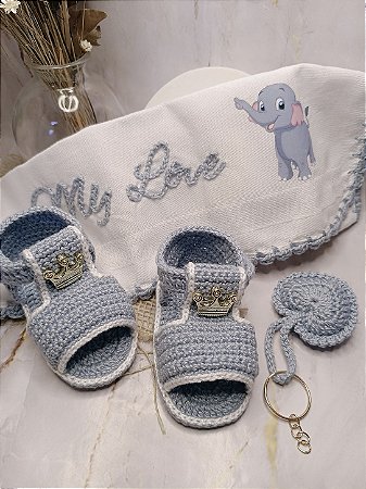 Kit Maternidade Príncipe – Sandália Real em Crochê + Fralda Bordada "My Love" + Chaveiro Coração