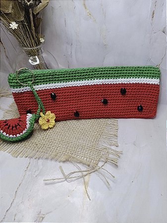 Estojo Multiuso Melancia em Crochê com Forro e Zíper (22 x 8 cm)