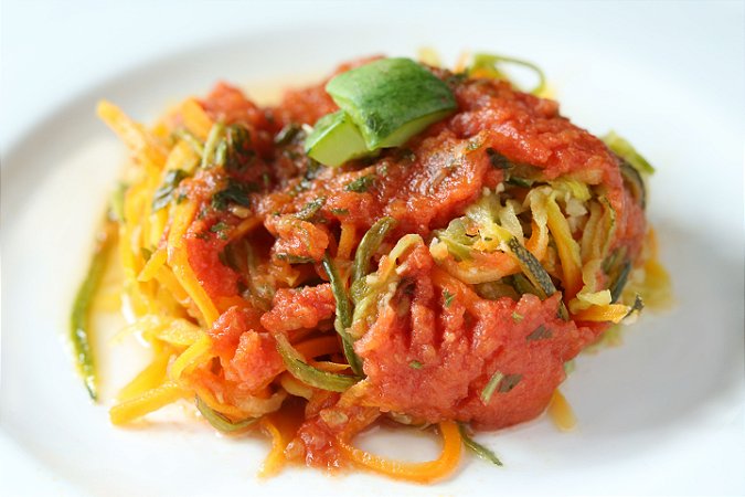 Espaguete de cenoura e abobrinha ao molho de tomates fresco