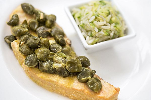 Salmão ao molho de alcaparras e arroz sete cereais com abobrinha e castanha de caju