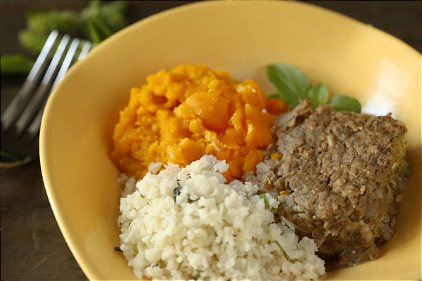 Kibe de Abobrinha e Berinjela com arroz de couve flor e purê de abóbora