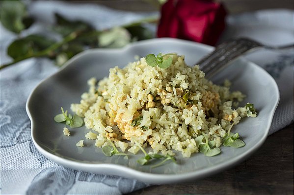 Escondidinho lowcarb de frango, alho poró e couve-flor