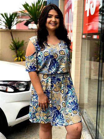 vestido plus size com ombro vazado